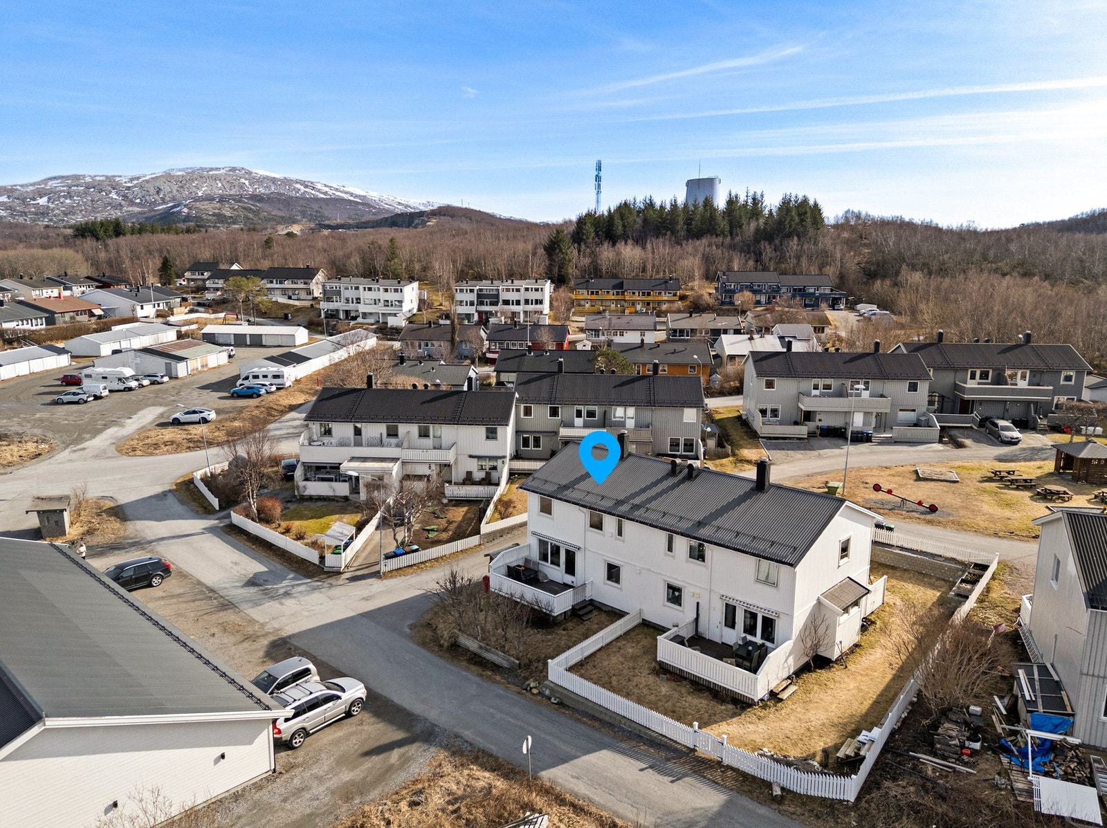 Innholdsrik v-delt bolig over 2 plan. Rolig og barnevennlig område på Tverlandet med nærhet til skole, barnehage, butikk, turterreng m.m. Galleribilde