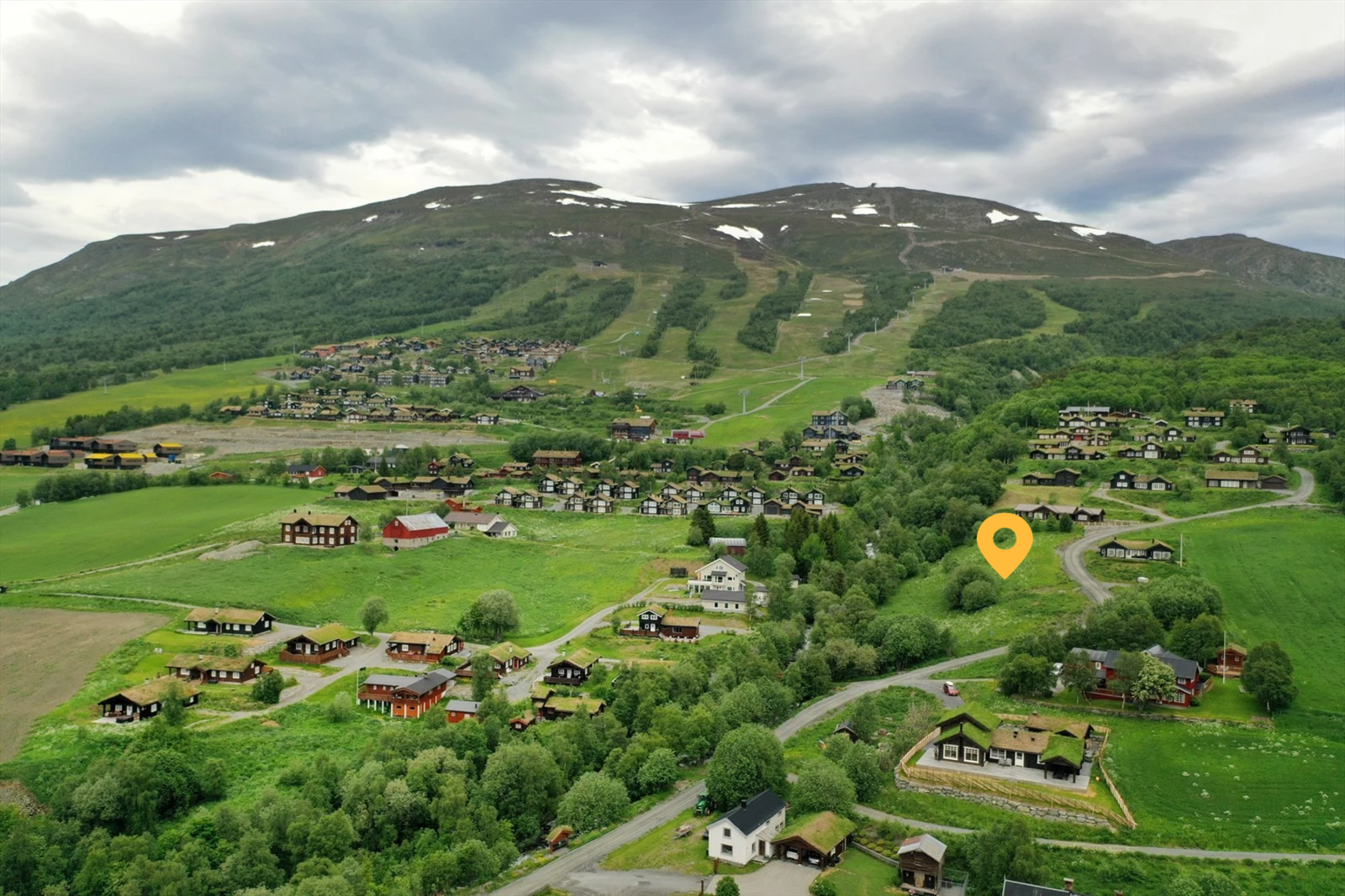 Tomt markert. Dronefoto over tomteområdet og alpinanlegget i Vangslia Galleribilde