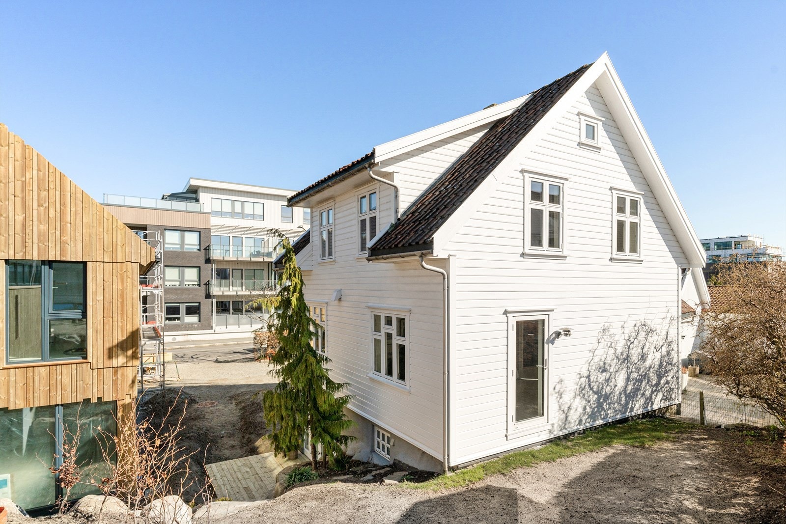 Eiendommen er pent opparbeidet med beplantning, gressplen og steinbelagte uteområder. Dagens eier vil påkoste og ferdigstille uteområde mellom bebyggelse, når naboeiendom er ferdigstilt. Galleribilde