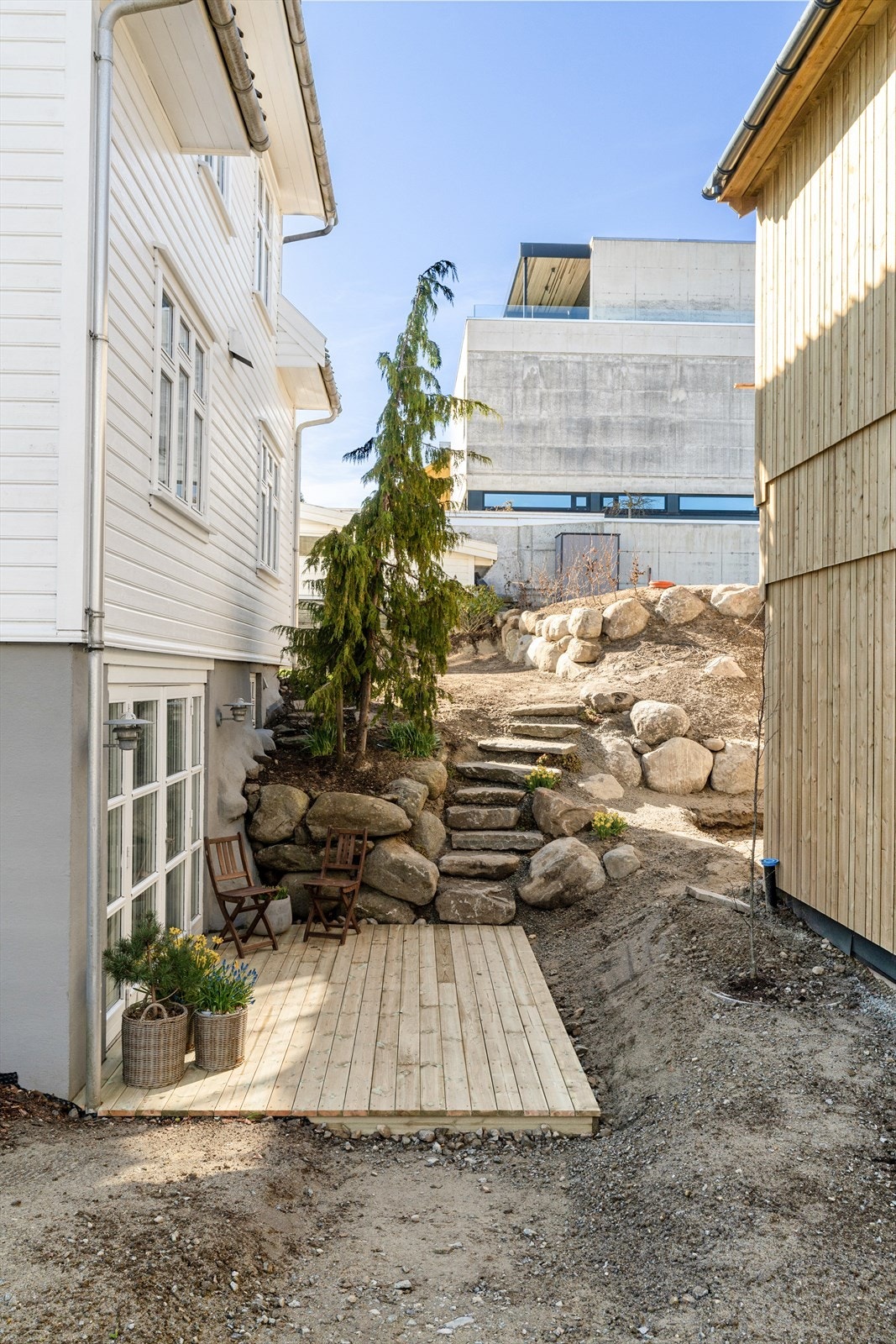 Dagens eier vil påkoste og ferdigstille uteområde mellom bebyggelse, når naboeiendom er ferdigstilt. Galleribilde
