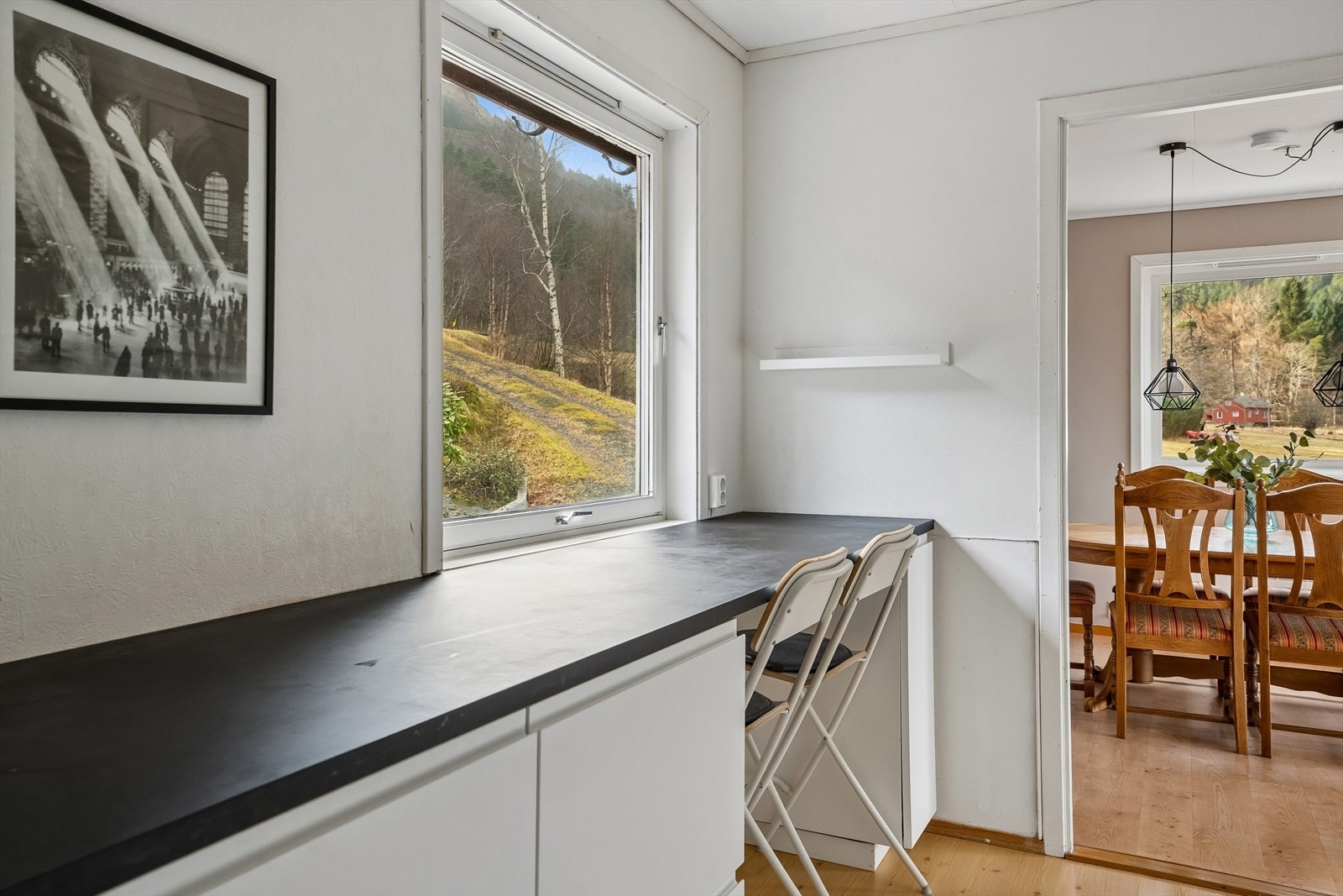 Ein praktisk arbeidsbenk ved vindauget gir ekstra plass og fin utsikt. Galleribilde
