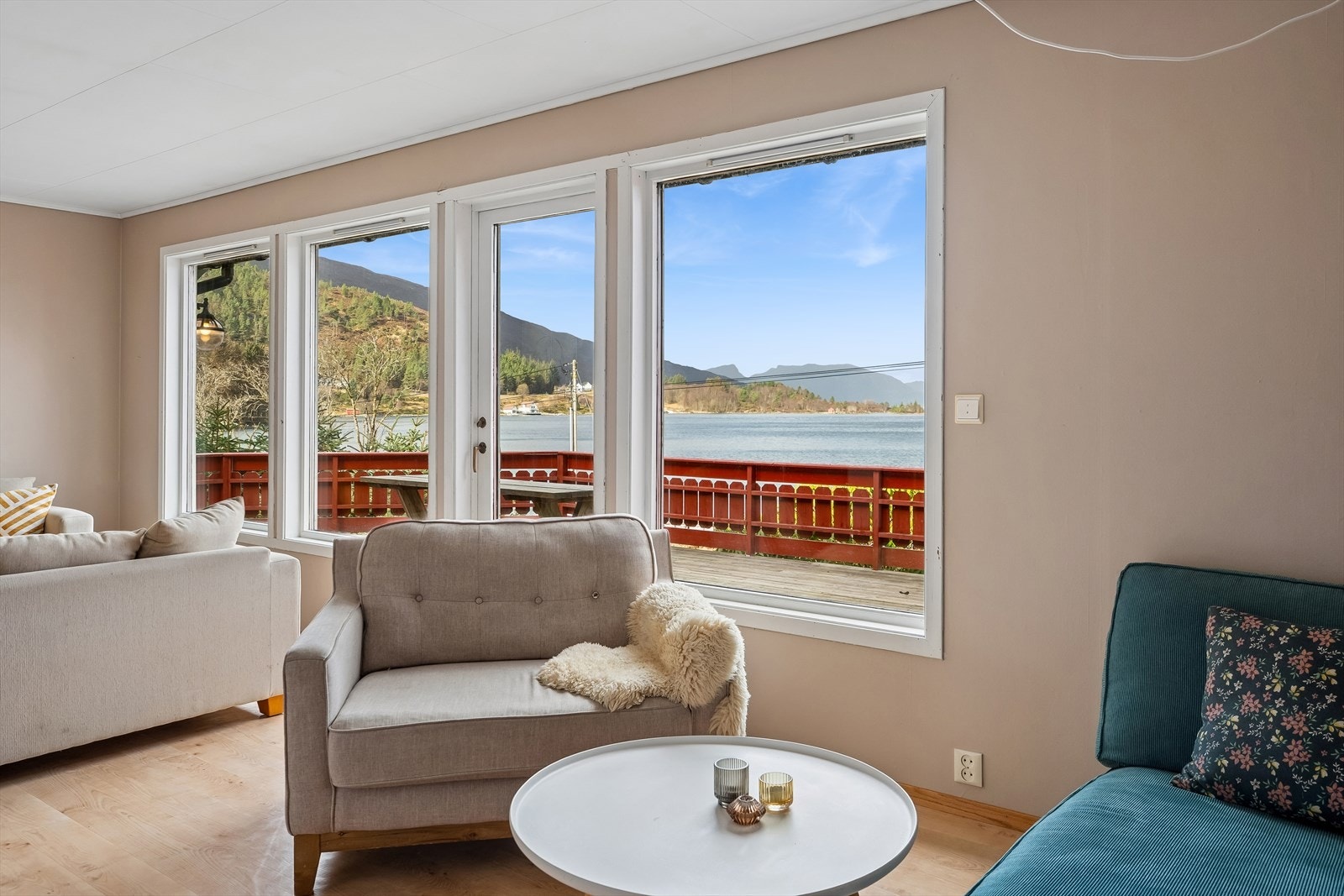 Frå stova er det direkte utgang til ein stor terrasse via balkongdør. Galleribilde