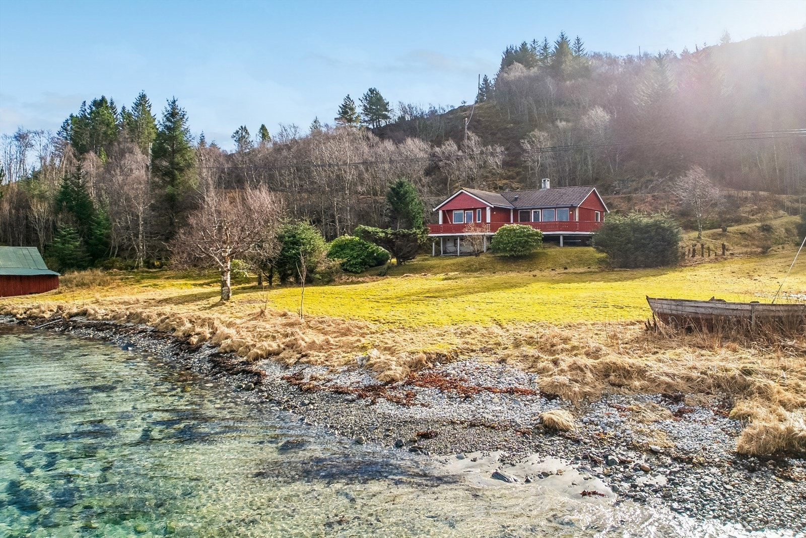 .Området er kjent for si rå og autentiske natur, der bratte fjell møter havet. Galleribilde
