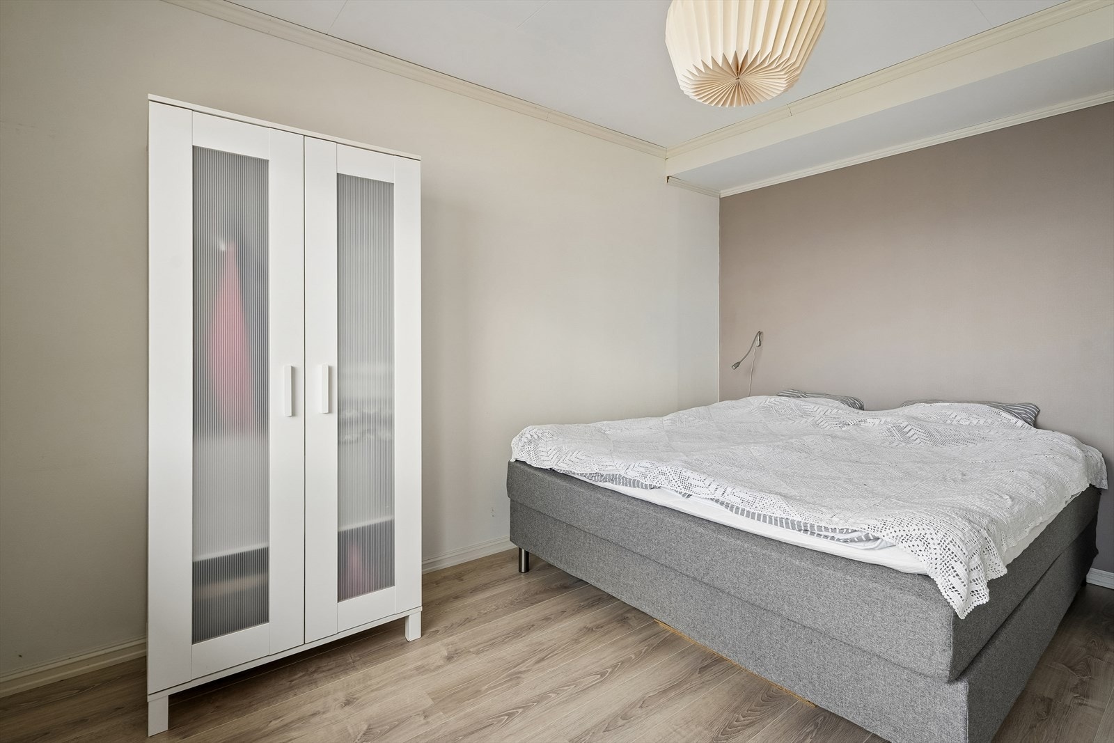 Eit av dei tre soveromma i hovudetasjen, med laminat på golvet. Galleribilde