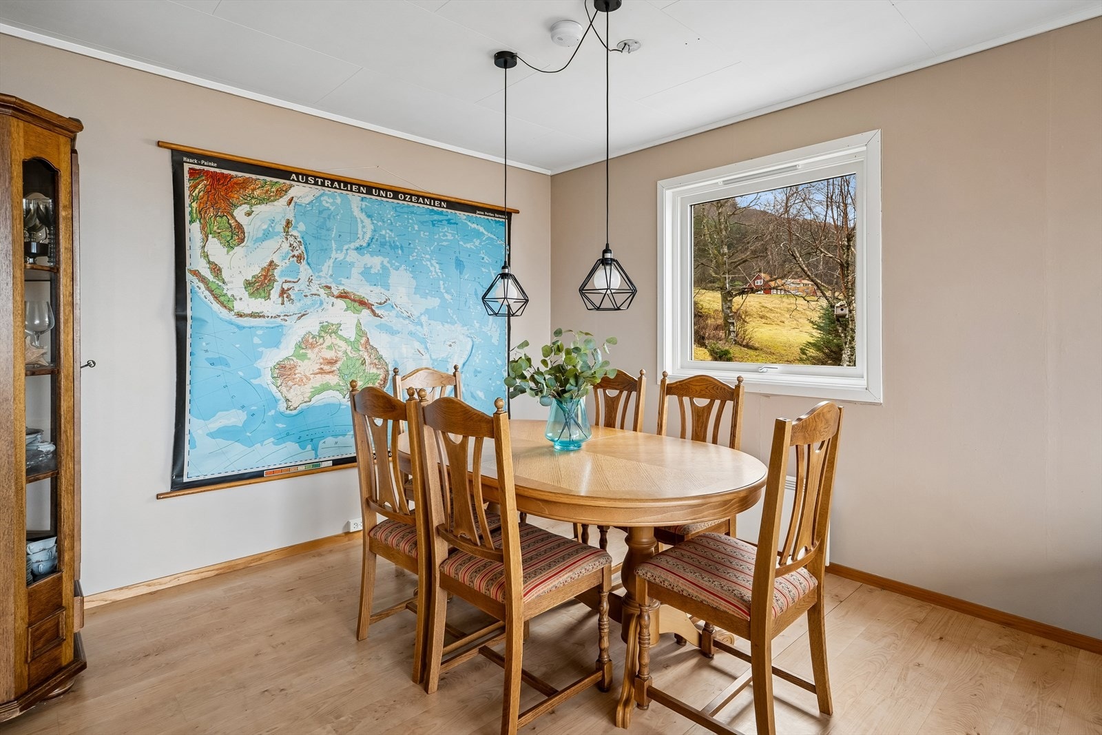 Den opne løysinga gir ein fin flyt mellom spiseplassen og resten av stova. Galleribilde