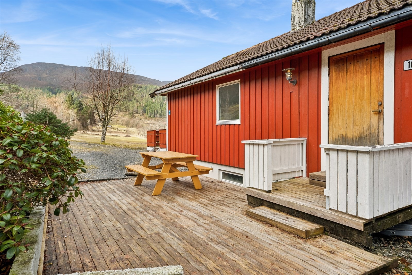 Ved inngangspartiet er det ein terrasse i trekonstruksjon med plass til sitjegruppe. Galleribilde