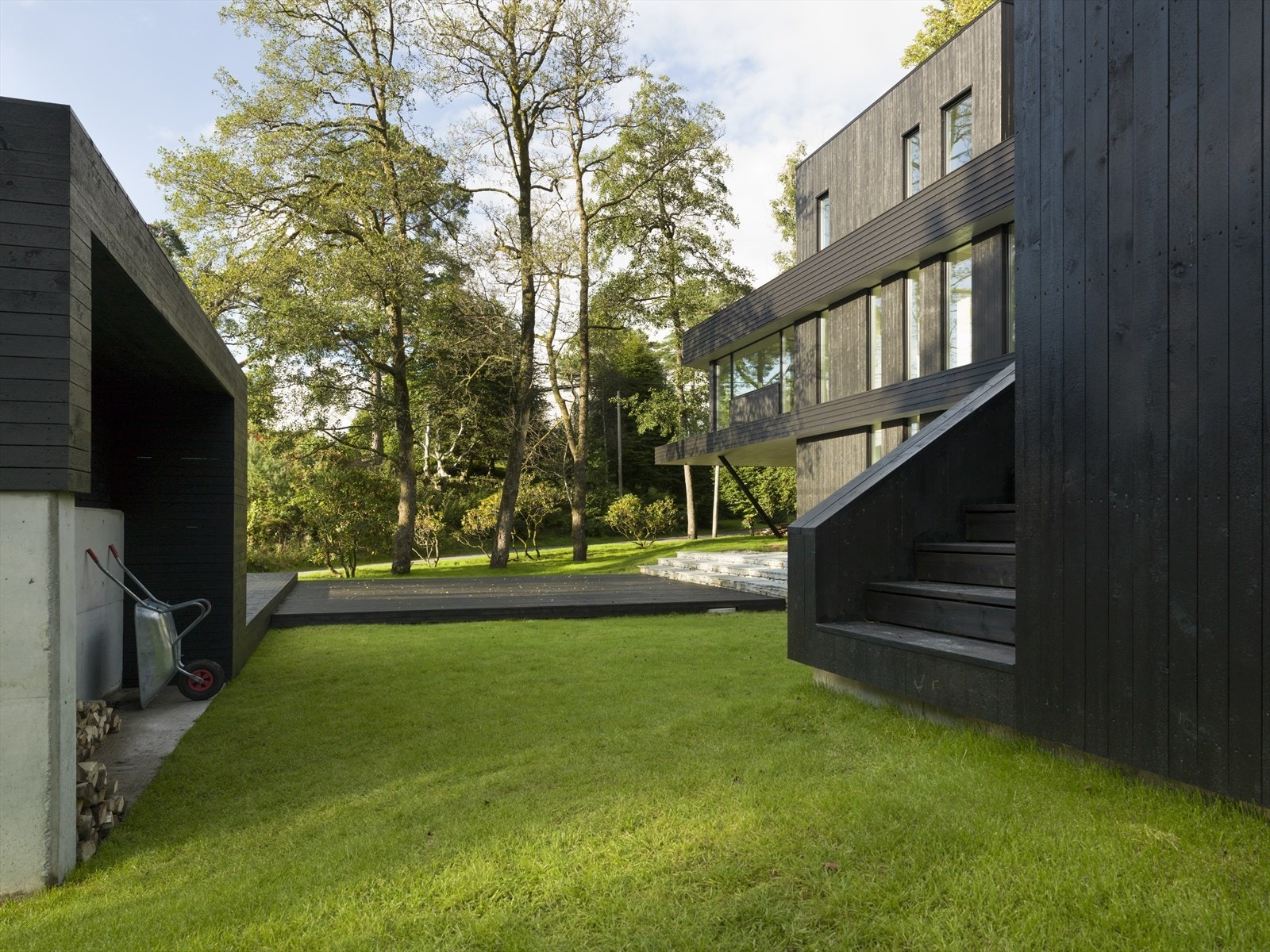 -Det er to utvendige boder, teknisk rom og parkering i carport med elbil-lader - Galleribilde