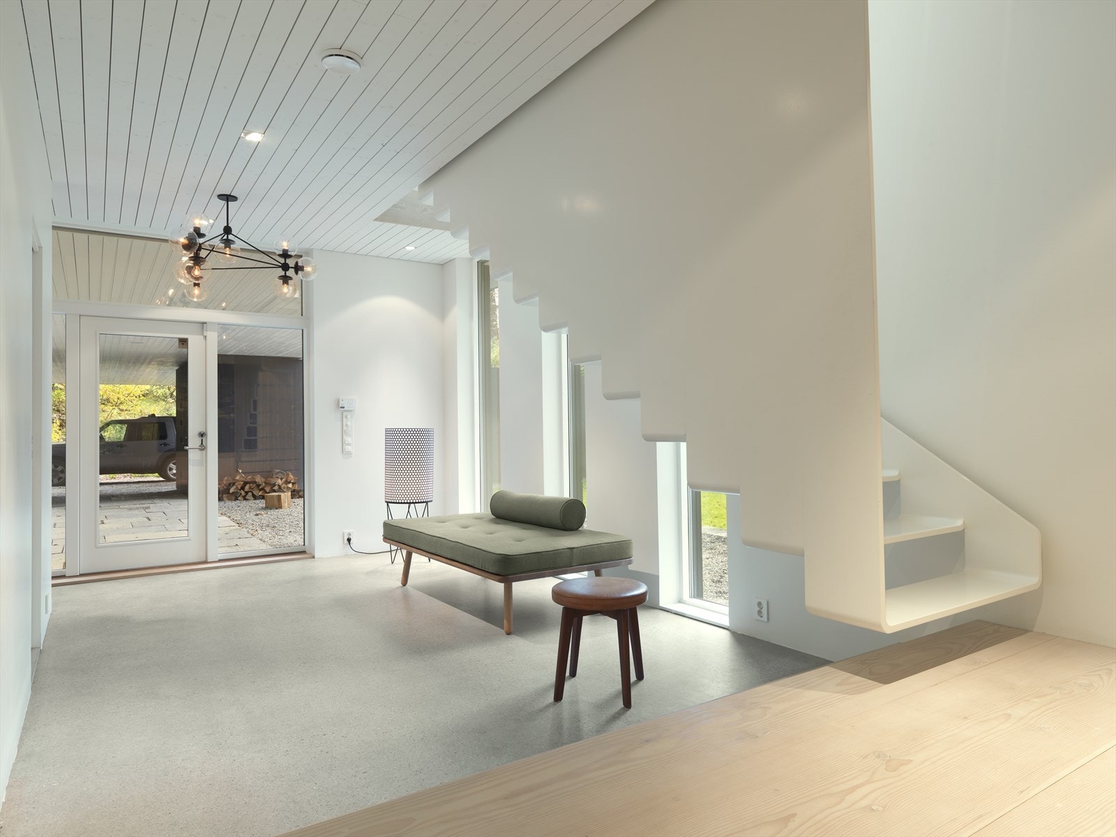 - Du blir ønsket velkommen hjem til en lys og innbydende entré med en takhøyde på hele 2,75m - Galleribilde