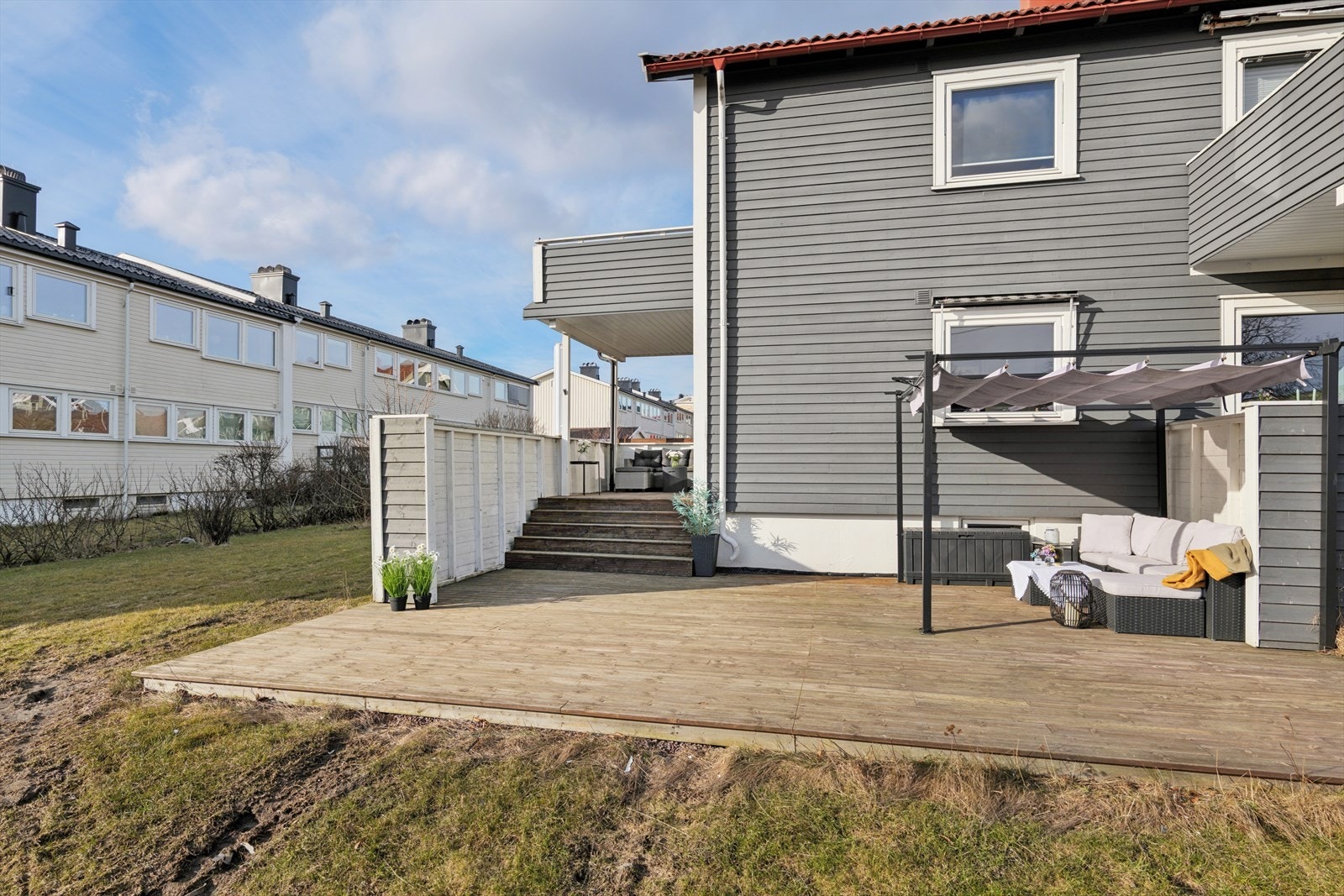 Pent og stort opparbeidet uteområde til leiligheten Galleribilde