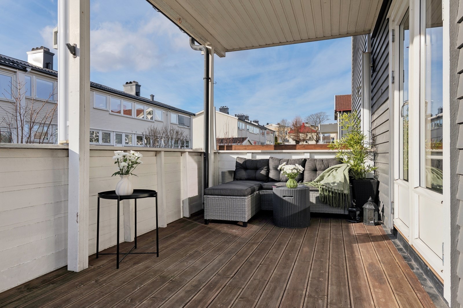 Solrik uteplass med utgang fra stuen Galleribilde