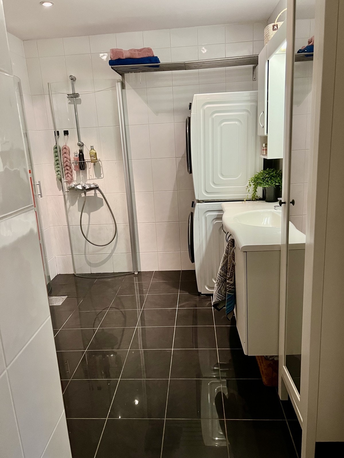 Lekkert, flislagt bad med gulvvarme Galleribilde