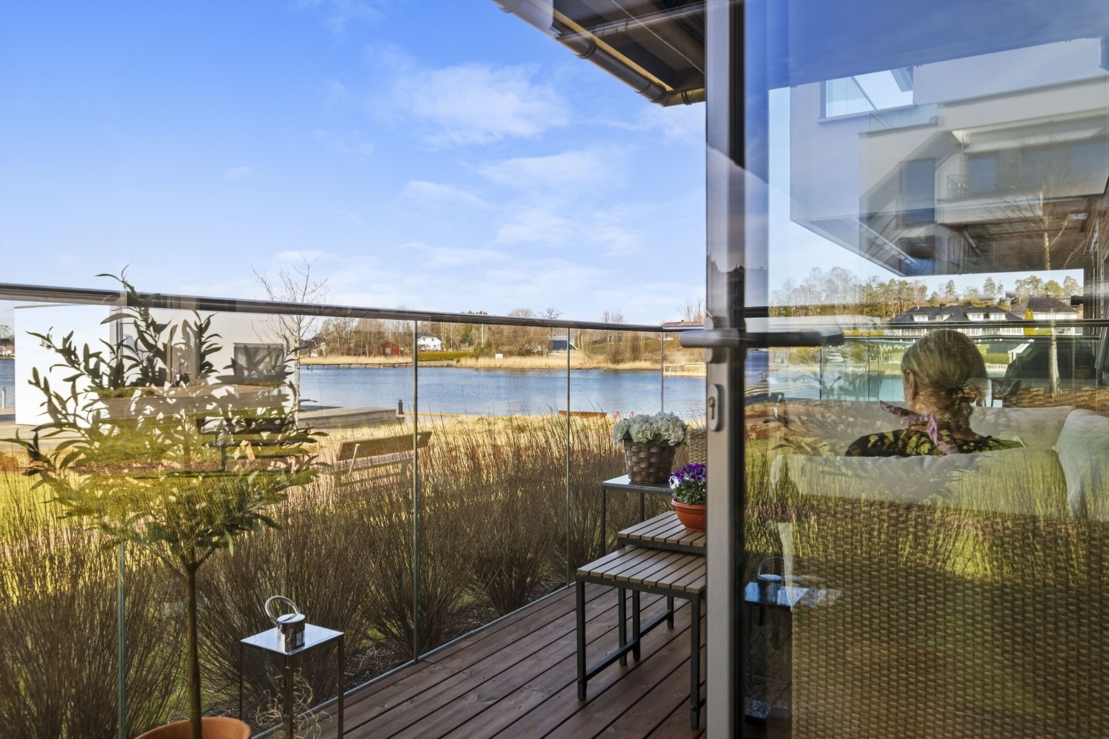 Det er en fantastisk uteplass med utgang fra allrommet med tredekke og glassrekkverk. Uteplassen er overbygget og har markise. Galleribilde