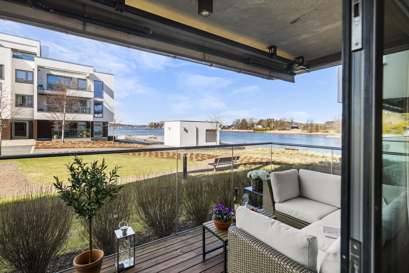 Nordvik Tønsberg v/Christoffer Kvalshaugen har gleden av å presentere denne lekre leiligheten i Strandveien 35B. Her bor man i andre rekke, nærmest på bryggekanten, med nydelig utsikt over innseilingen til Tønsberg. Galleribilde