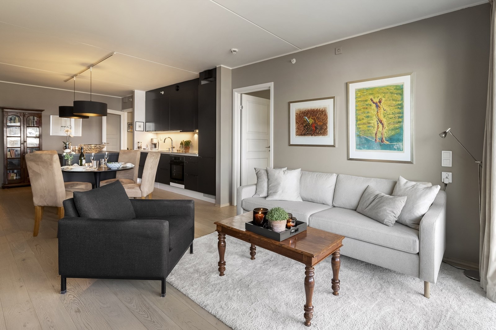 Fra stuen har du inngang til soverommet som er hyggelig i moderne stil med flott utsikt. Galleribilde