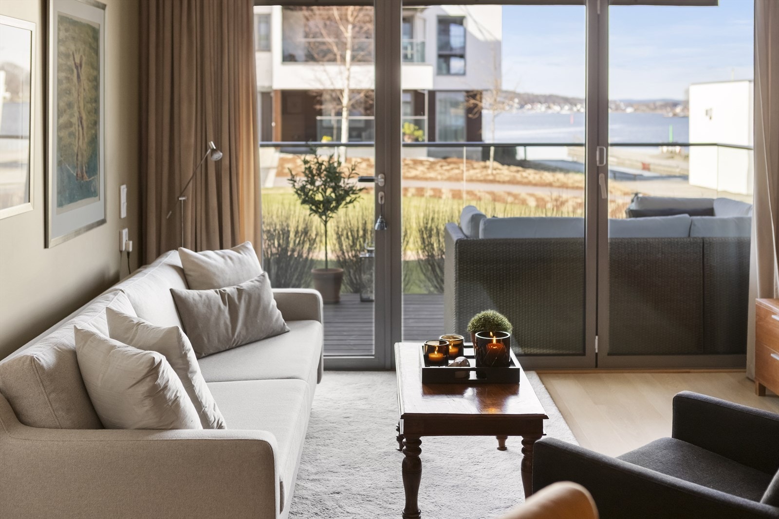 Det store, luftige rommet har plass til hele familien til hverdags og hyggelige selskap. Det er flere innredningsmuligheter og god plass til både spisestue, TV-/ dagligstue, m.m.. Galleribilde