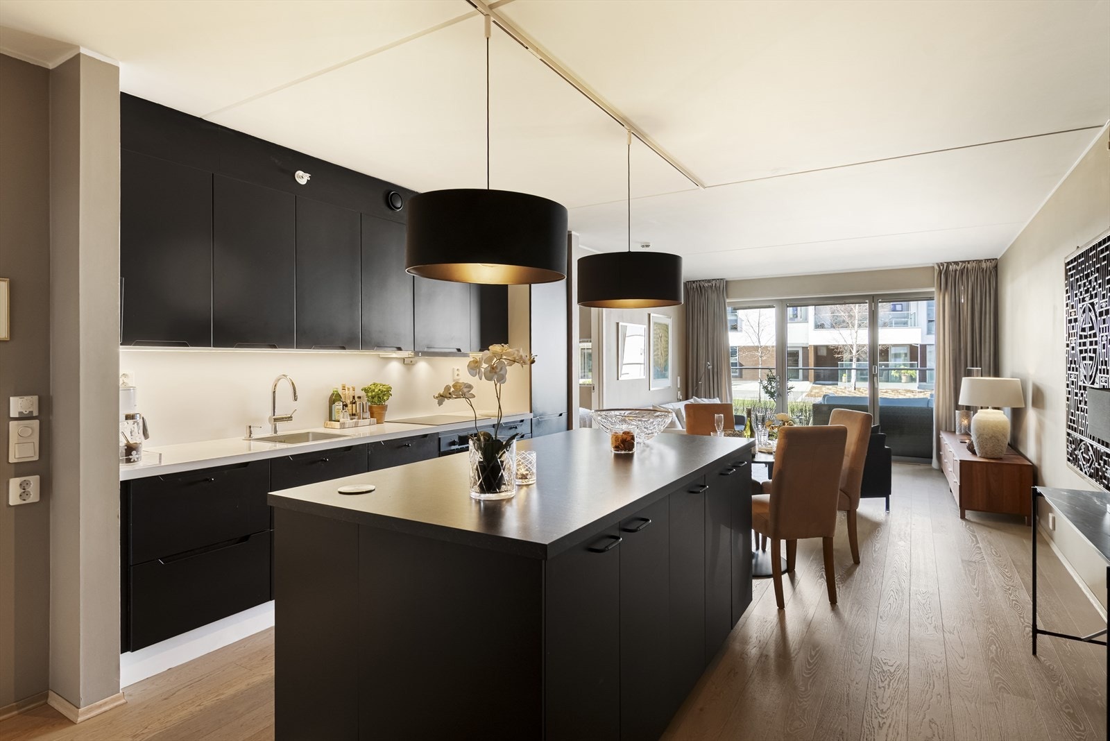 Kjøkkenet i leiligheten er noe man virkelig blir glad i, det er stilrent og moderne med smakfulle detaljer. Det er godt med skap- og benkeplass, samt integrerte hvitevarer av kvalitet. Galleribilde
