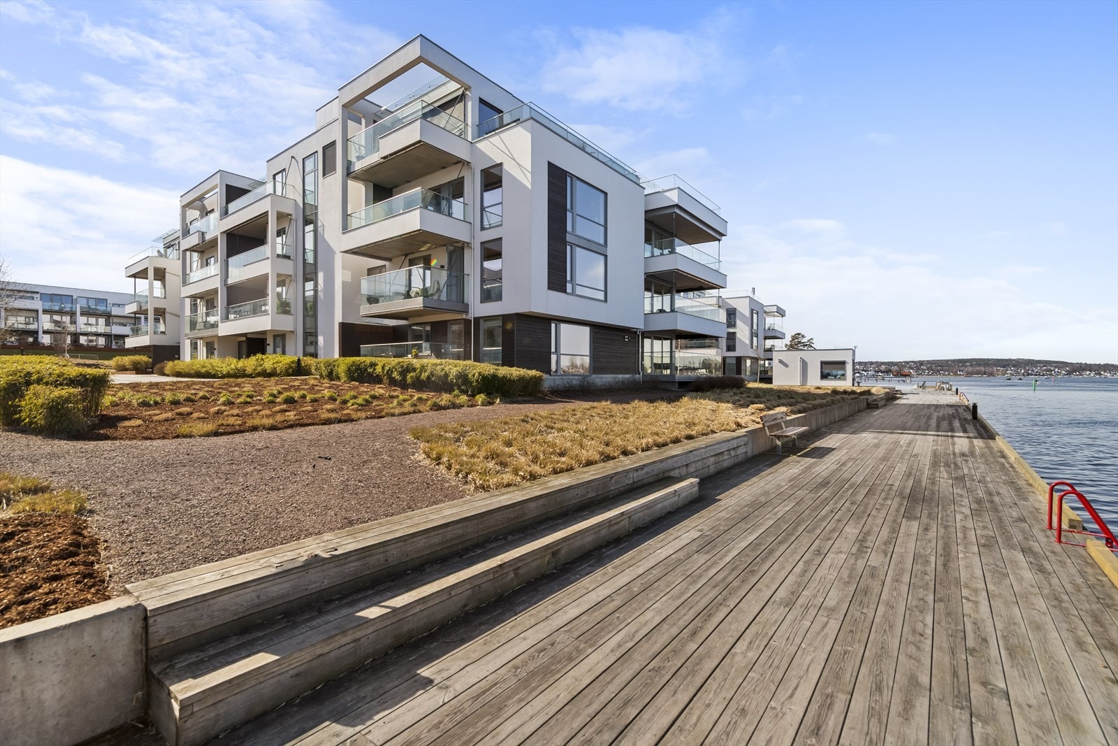 Fellestomten er parkmessig opparbeidet og ligger langs sjøen. Her er det strand og brygge med flotte bademuligheter for alle aldersgrupper, og det muliggjør også for et fantastisk båtliv. Galleribilde