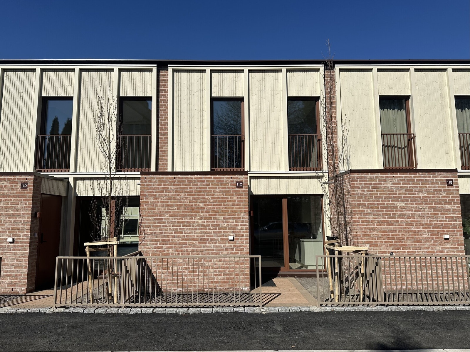 Inngangsparti med forhage med morgensol - perfekt plass å ta morgenkaffen Galleribilde