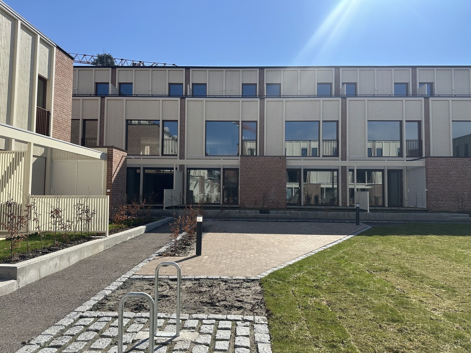 Asfalterte internveier og stort plenlagt område i midten Galleribilde