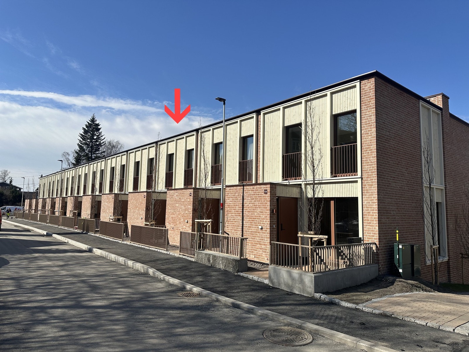 Adkomst/forhage vender mot rolig og trafikkstille blindvei Galleribilde