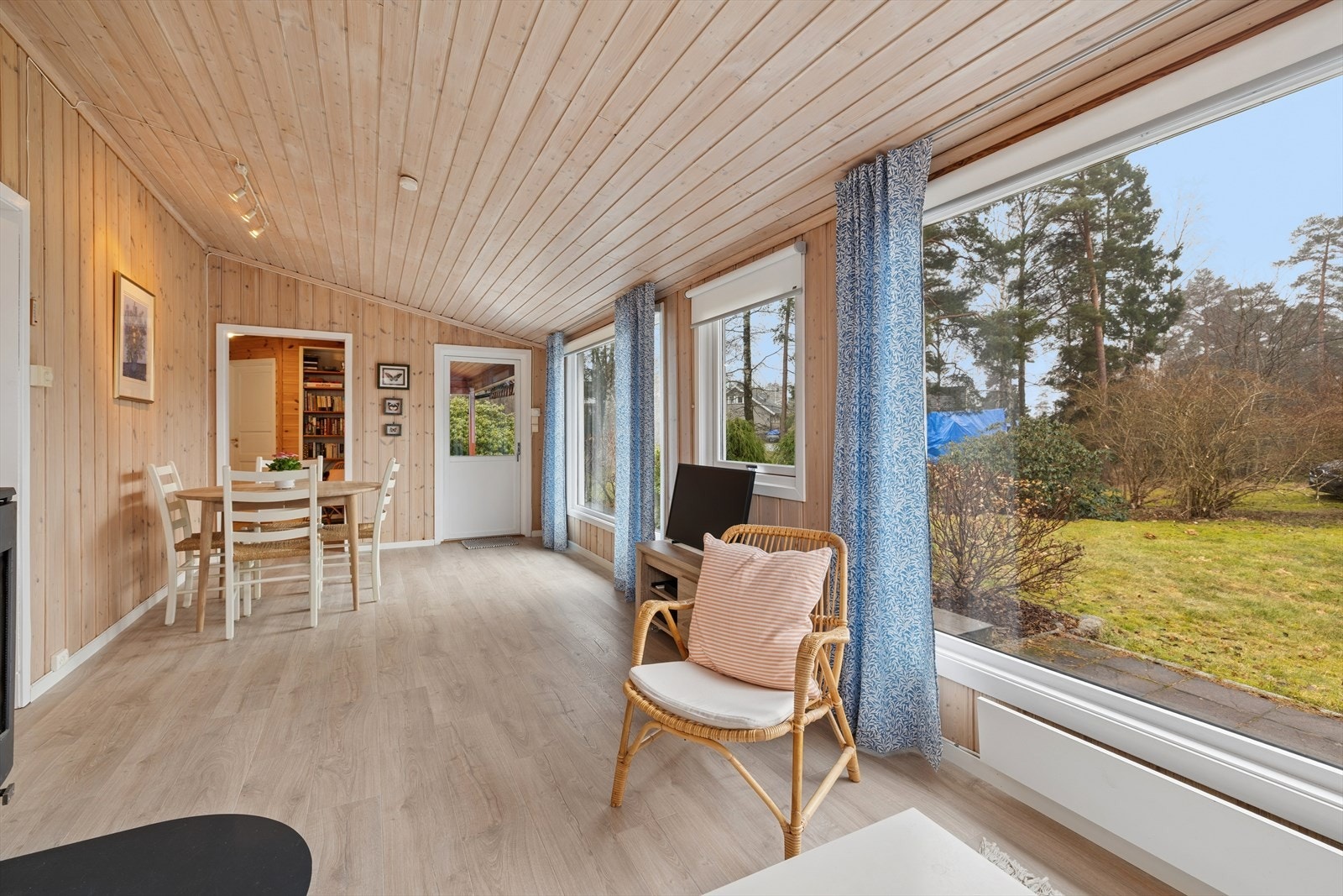 Stuen er funksjonell, men samtidig varm og hjemmekoselig, med mye naturlig lys og en vakker utsikt til uteplassen og hagen som blir en del av interiøret. Galleribilde