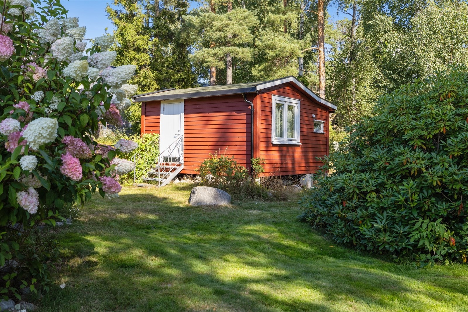 Annekset har et stort rom med god plass til senger. Rommet har også vask. Ellers er det bod i bakkant, med opplegg for vaskemaskin, samt et toalett. Galleribilde