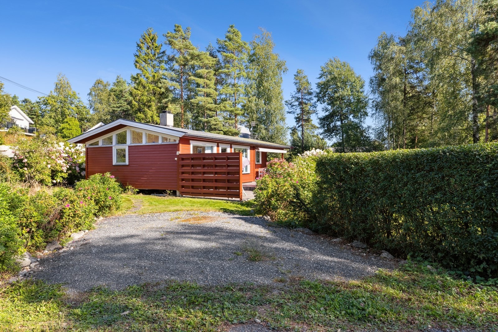 Det er gode parkeringsmuligheter på egen eiendom. Galleribilde