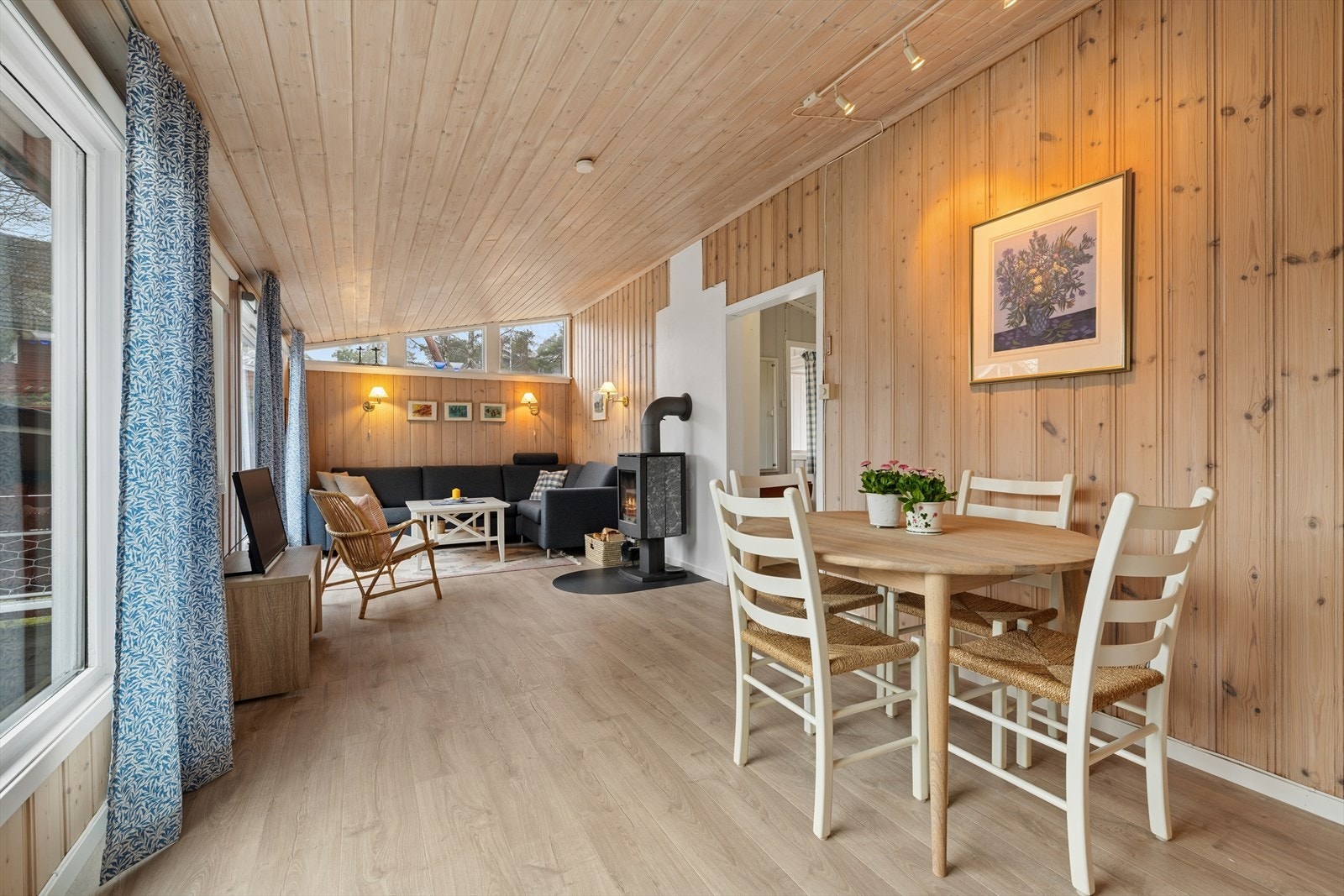 Stuen er romslig og lys, med store vindusflater som slipper naturen inn. Galleribilde