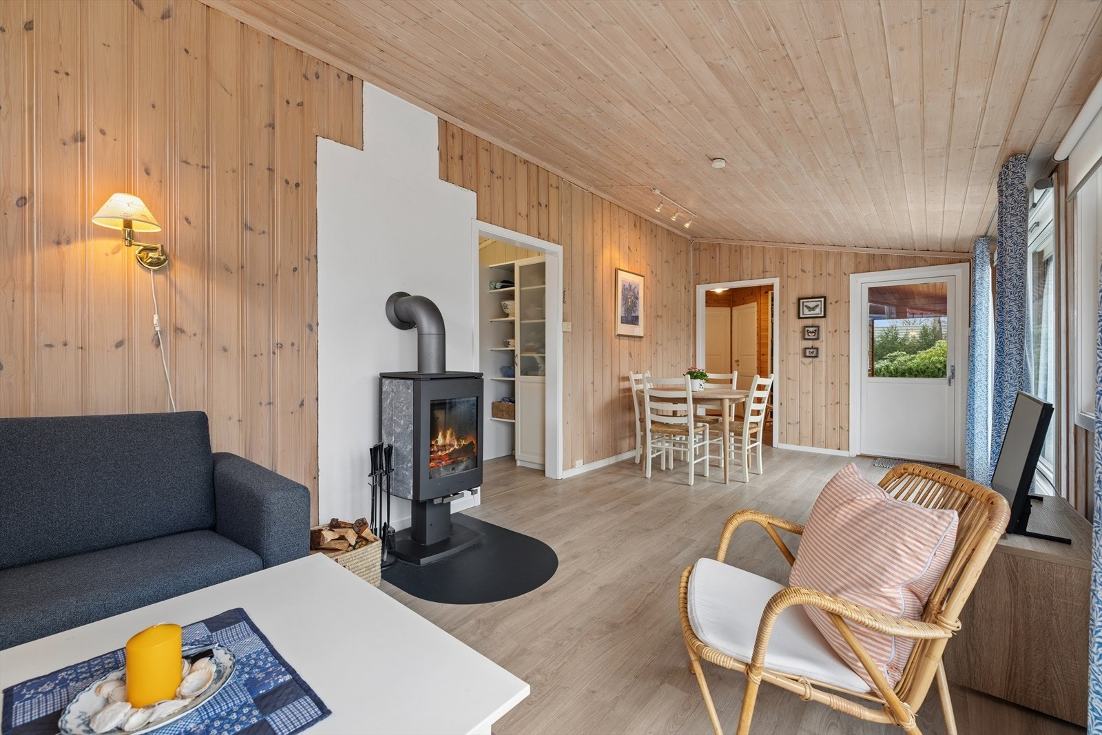 God plass til både spisebord og sofa med tilhørende møblement. Galleribilde