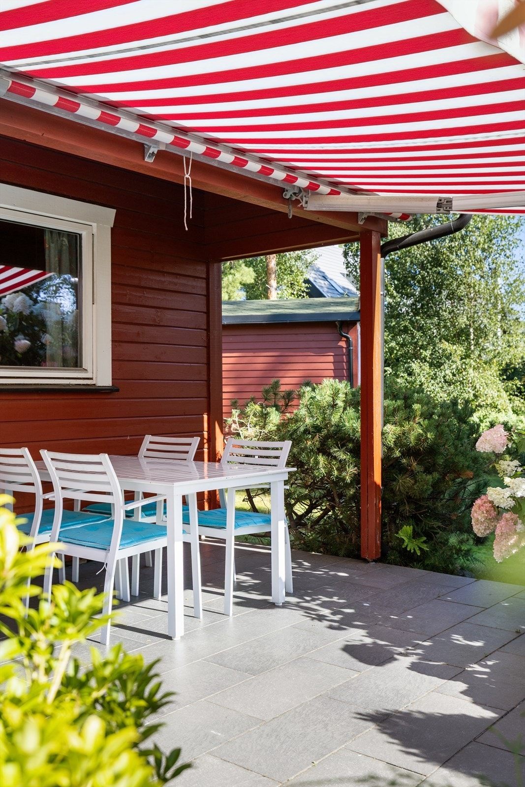 Her er det plass til en romslig spisegruppe, perfekt for sommermåltider og hyggelige kvelder utendørs. Galleribilde