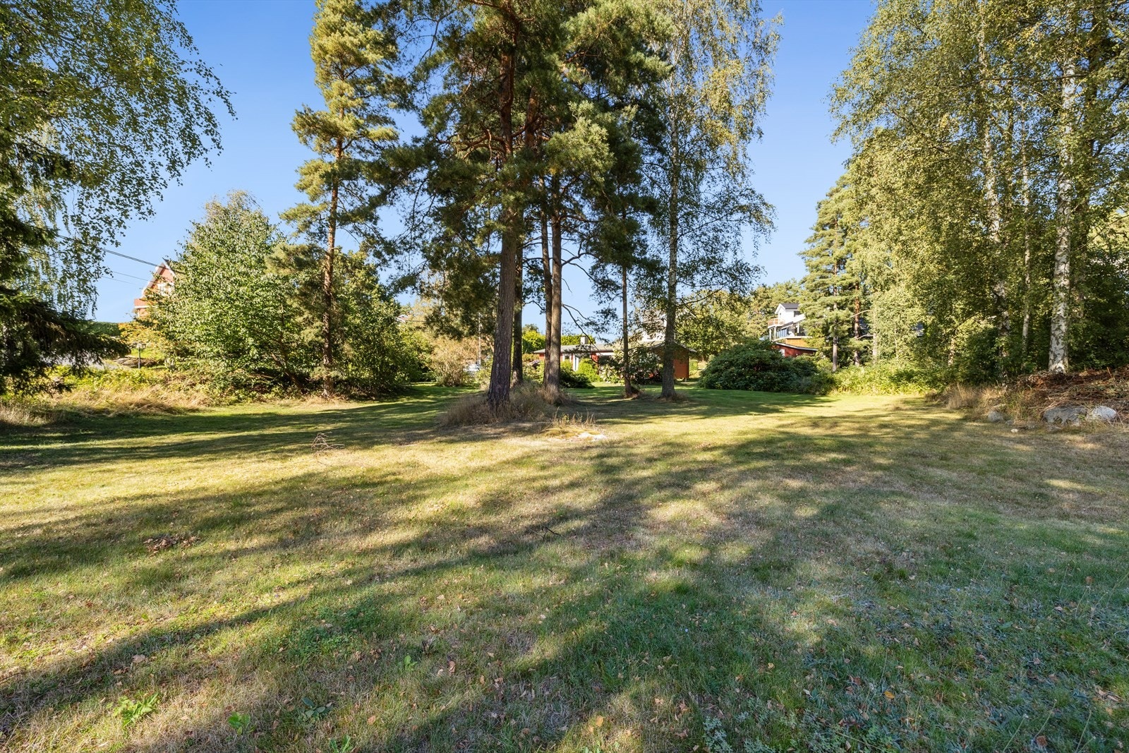 Hagen fremstår som romslig, velstelt og svært innbydende - et perfekt utemiljø for både lek, avslapning og sosiale aktiviteter. Galleribilde