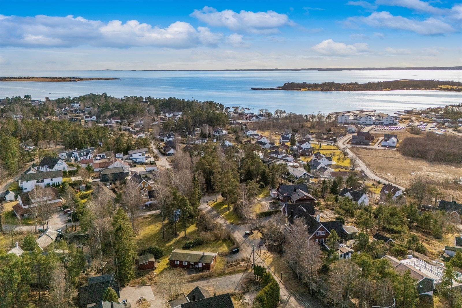 DNB Eiendom v/Caroline Sundet presenterer en sjarmerende og velholdt hytte på stor og solrik selveiet tomt på ca. 2,5 mål med muligheter! Galleribilde