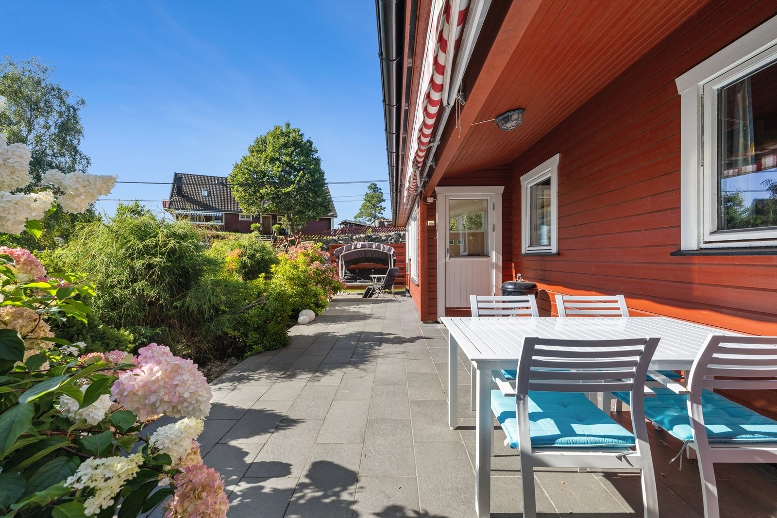 Her kan du nyte morgenkaffen på terrassen, samle venner til hyggelige grillkvelder, og virkelig kjenne på den avslappende Larkollen-stemningen. Galleribilde