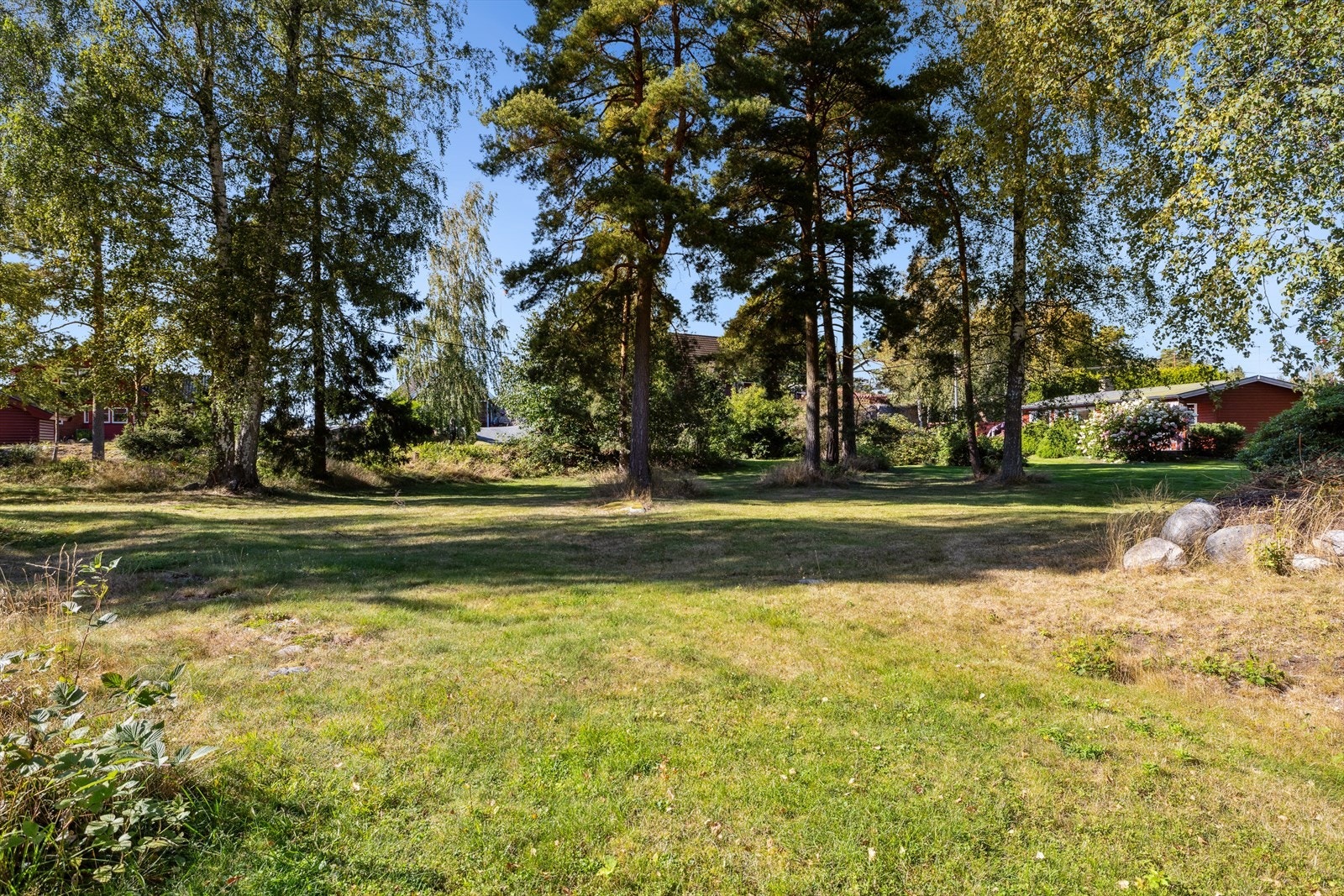 Den store, grønne plenen gir godt med tumleplass og skaper en åpen og luftig følelse rundt eiendommen. Galleribilde