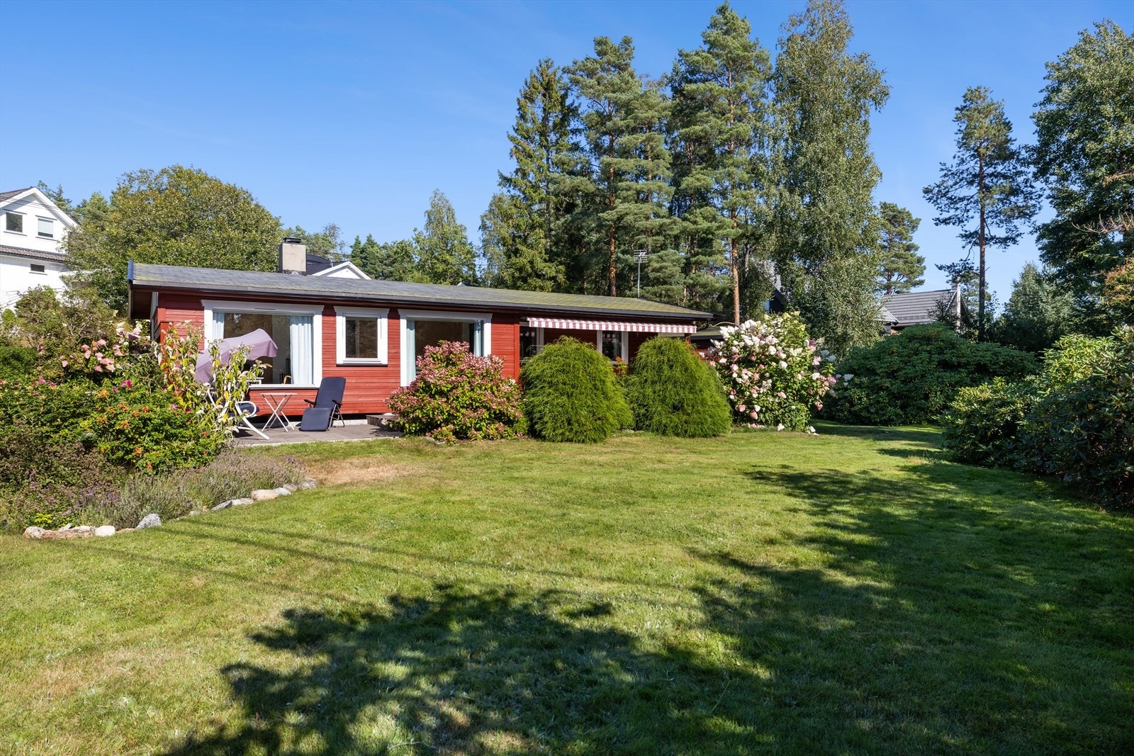 Her får du en uslåelig kombinasjon av ro, natur, nærhet til sjøen og kort avstand til populære møteplasser som Støtvig Hotel, Losen Restaurant & Bar, dagligvarebutikk, skole, barnehage og nydelige strender. Galleribilde