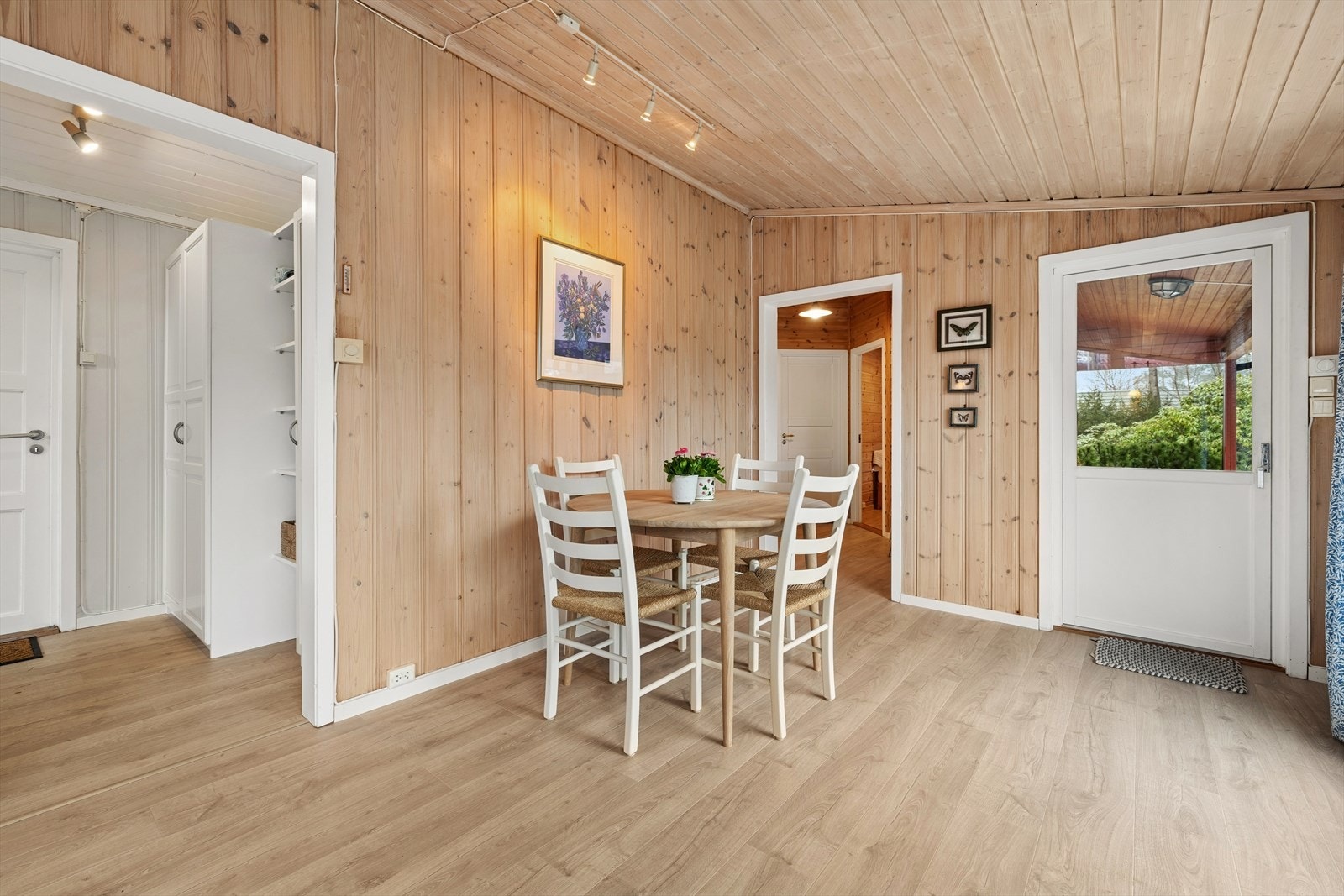 Boligen har en god og funksjonell planløsning med fokus på sosiale soner og praktiske rom. Galleribilde