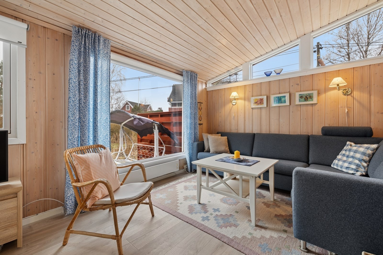 Stuen oppleves som et lyst, koselig og naturlig rom med en avslappet hyttefølelse. Galleribilde
