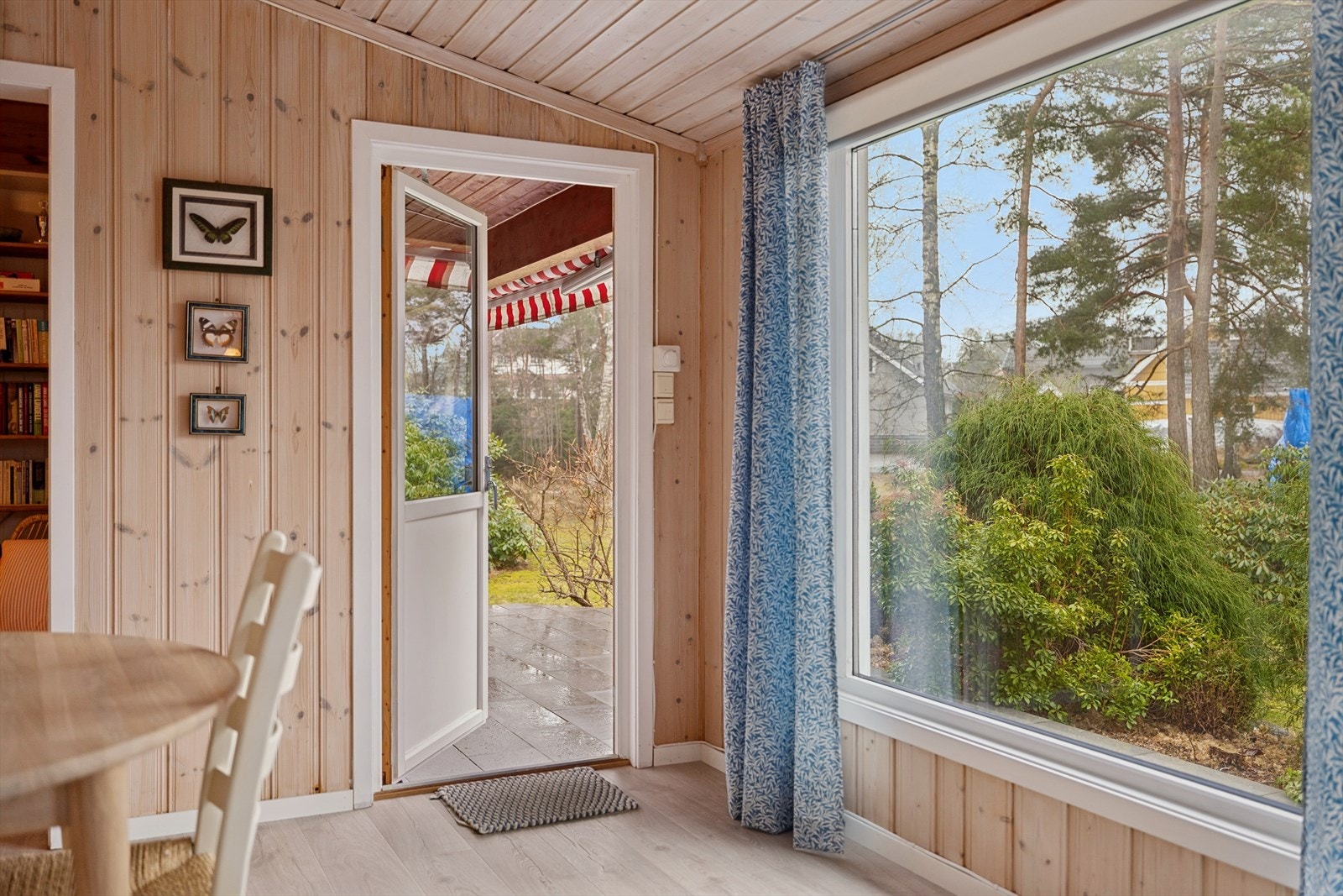 Herfra er det direkte utgang til den flotte terrassen - et perfekt sted for sommerdager og lange kvelder. Galleribilde