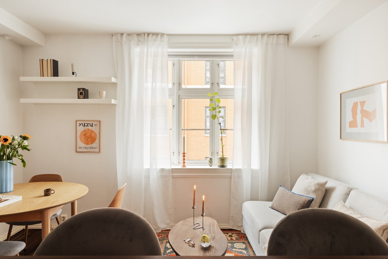 Store vindusflater slipper inn rikelig med dagslys Galleribilde