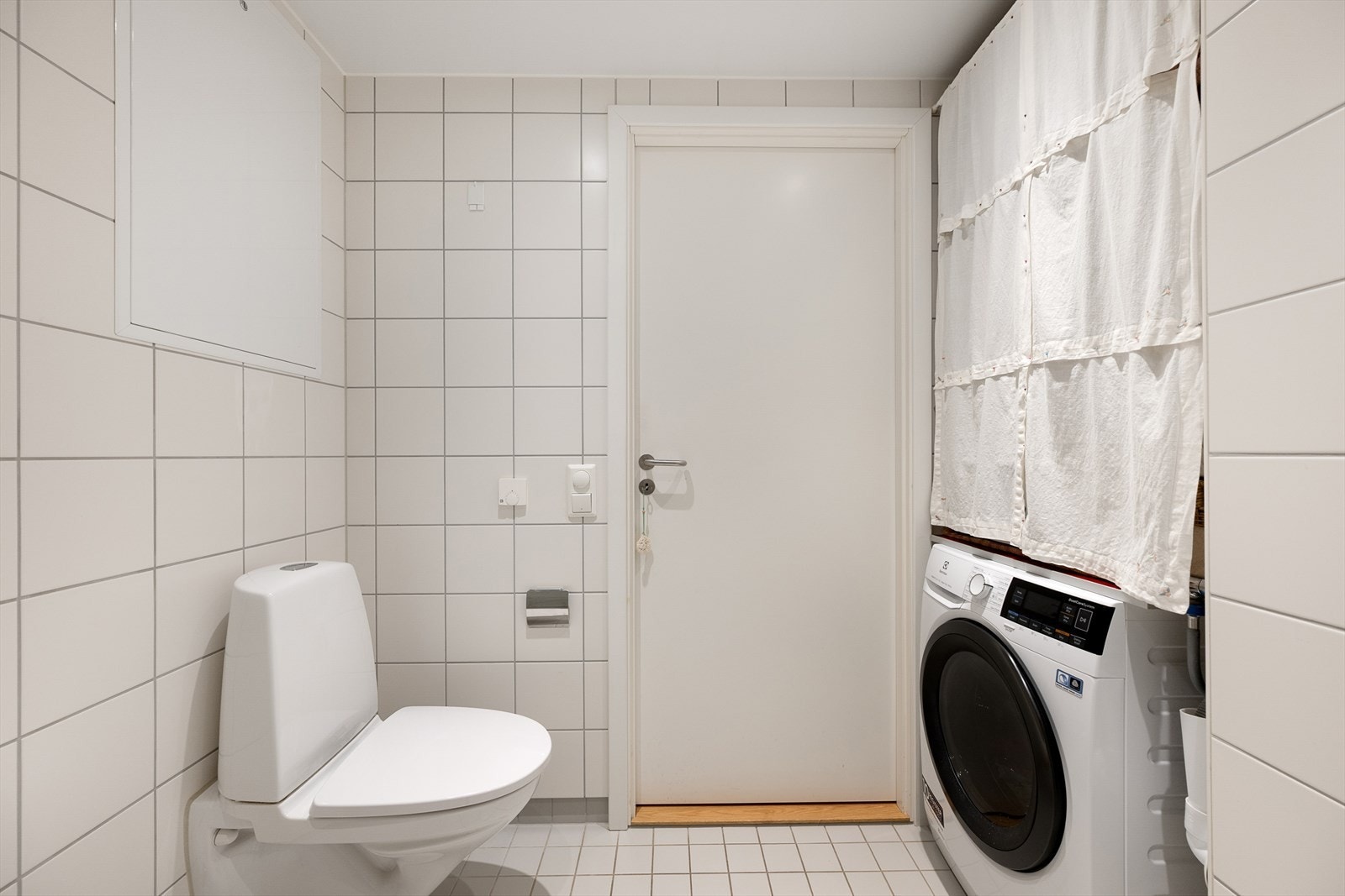 Badet er kombinert vaskerom med opplegg for vaskemaskin. Fordelerskapet for rør-i-rør-systemet er plassert her. Galleribilde