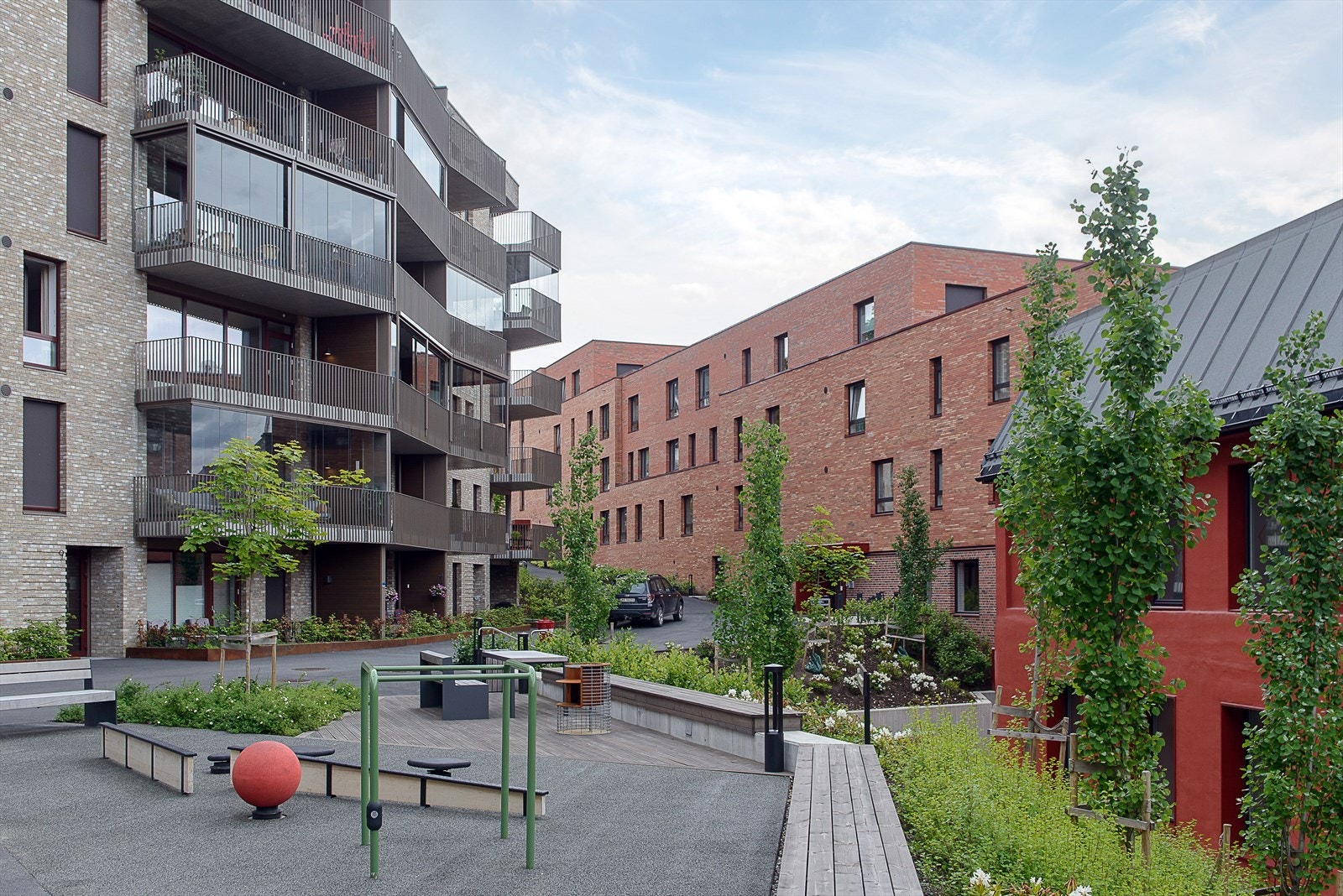 Fellesområdene er pent opparbeidet med lekeplass og sosiale soner. Galleribilde