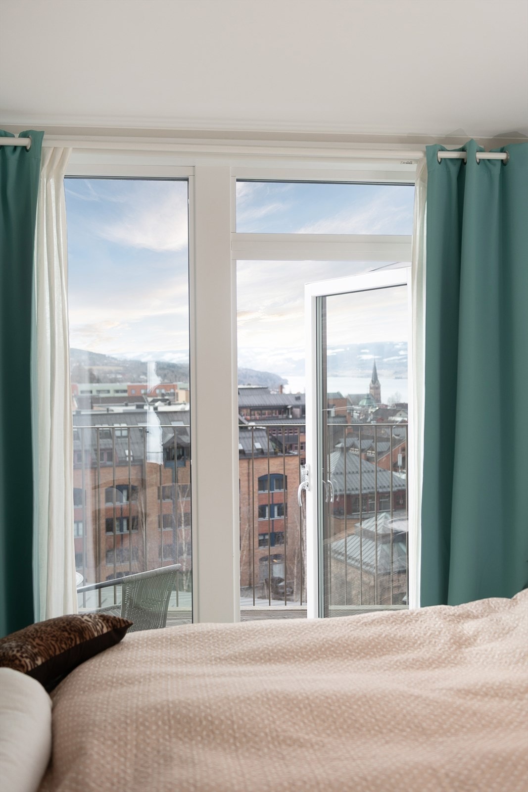 Fra sengen kan du nyte utsikten over byens tak. Galleribilde