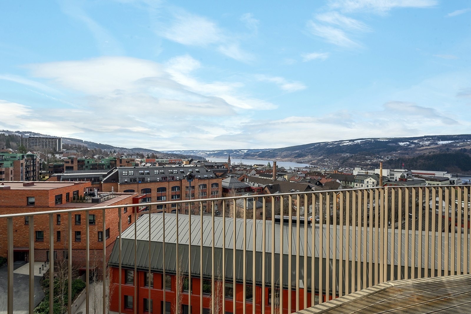 Fra terrassen har du en flott utsikt over Lillehammer by, og ingen innsyn fra de under deg. Galleribilde