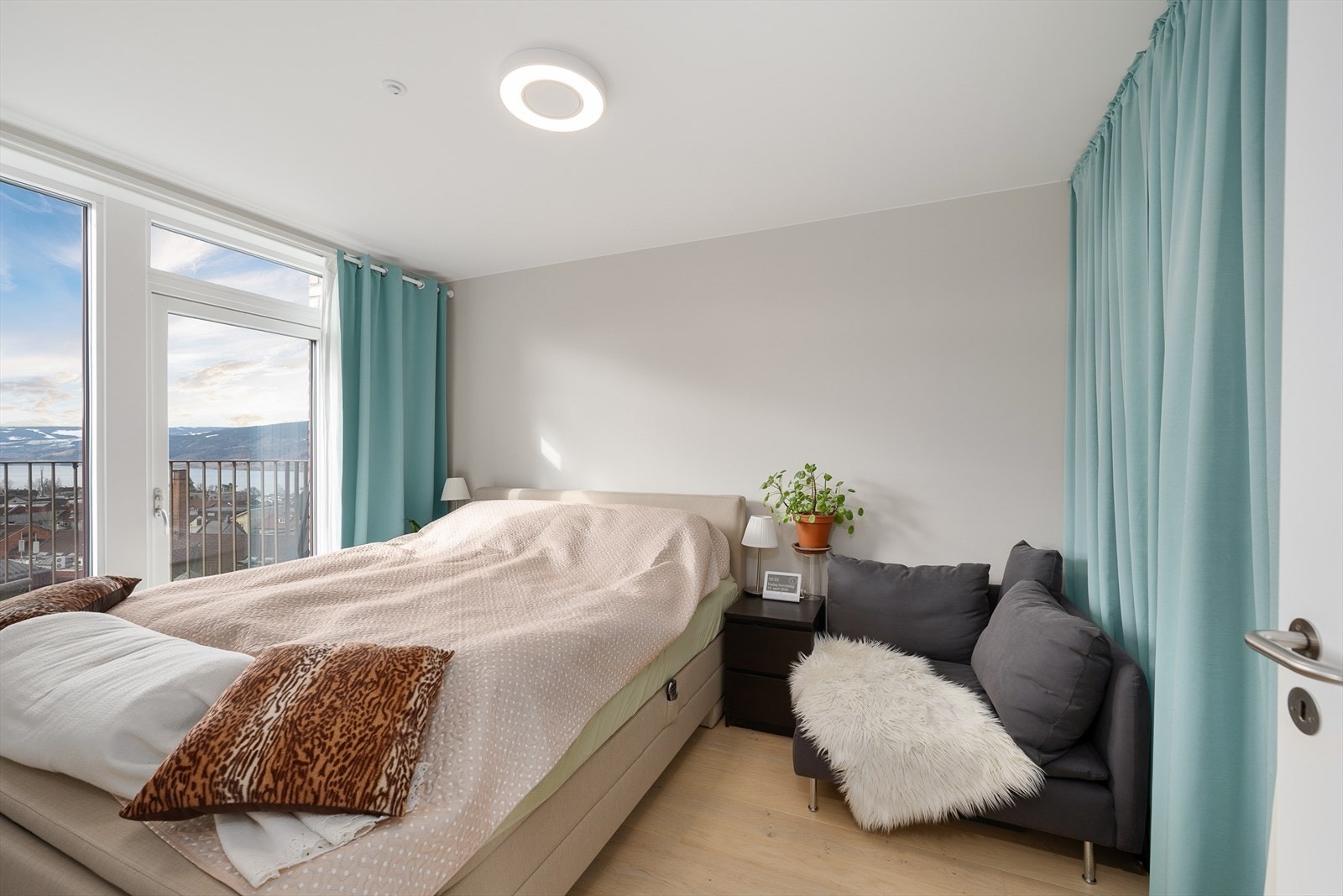 Hovedsoverommet har god plass til dobbeltseng og egen utgang til terrassen. Galleribilde
