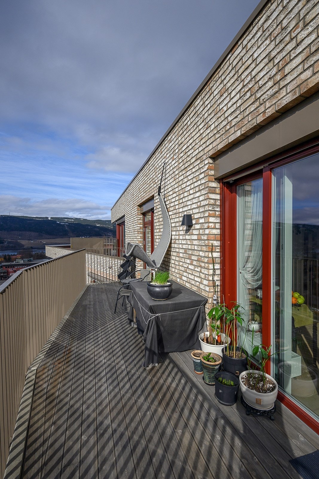Her kan man nyte en åpen utsikt over byen og Mjøsa. Galleribilde