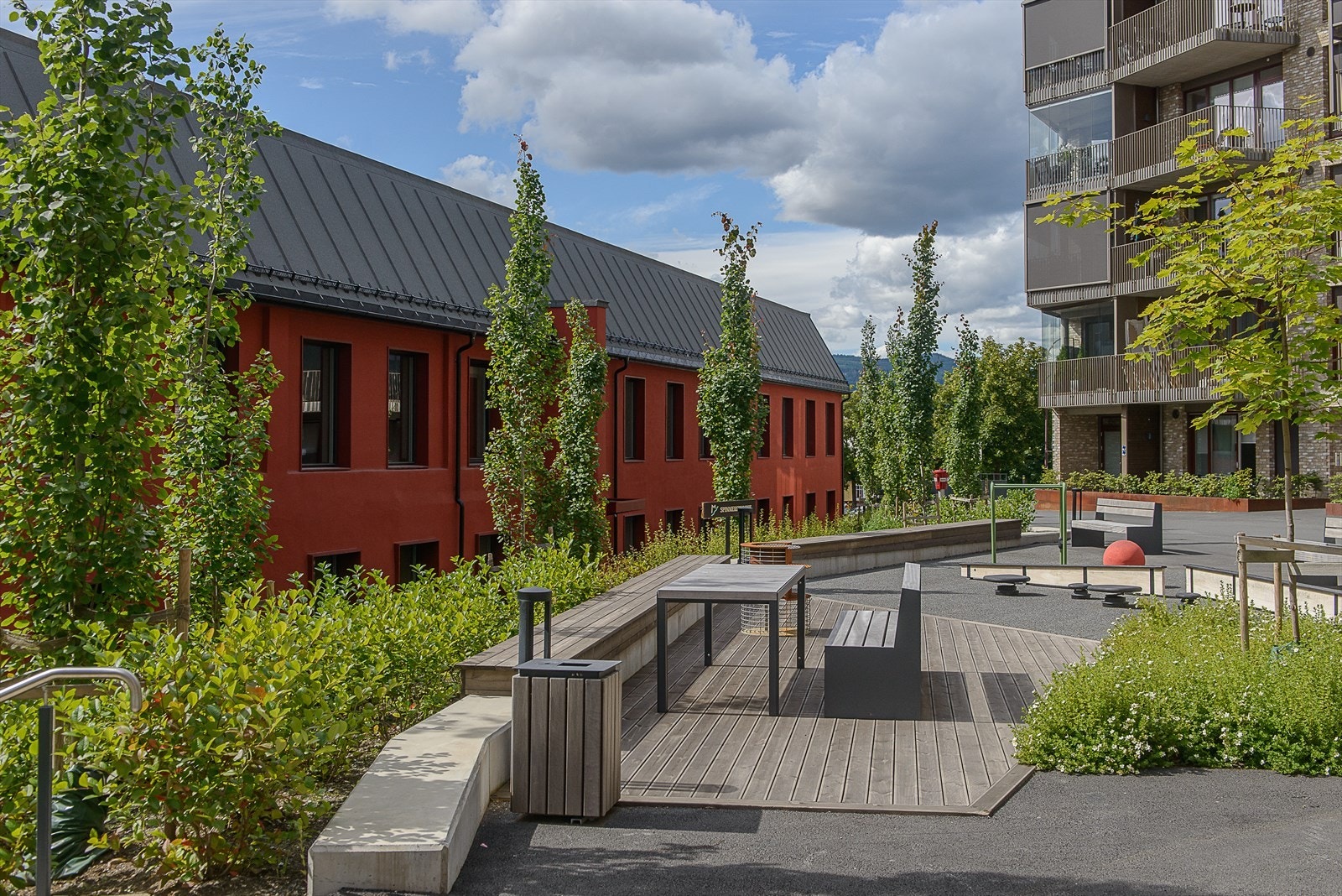Grønne og innbydende utearealer mellom bygningene. Galleribilde
