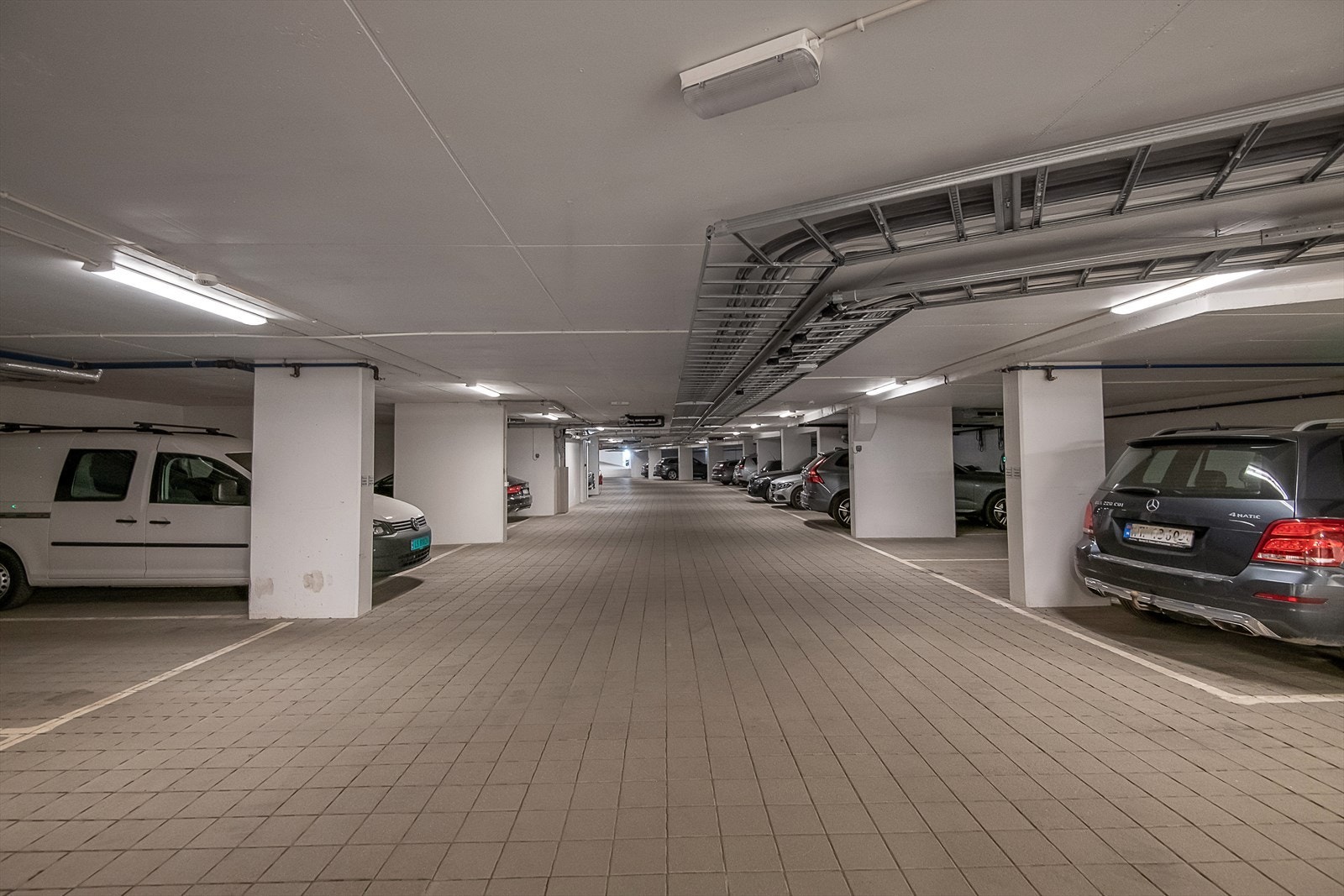 Det er heis i bygget med adkomst fra felles garasjeanlegg. Den eksterne boden er i garasjekjeller. Galleribilde