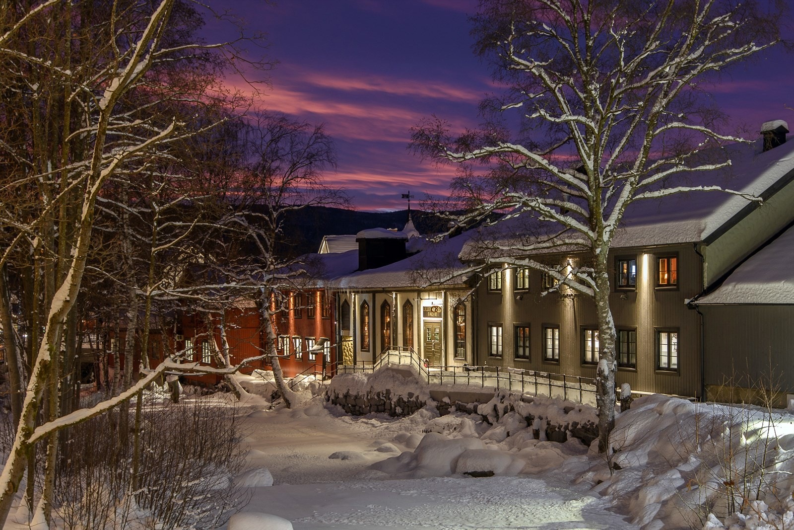 Nærområdet har en unik atmosfære med historiske bygg langs Mesnaelva. Galleribilde