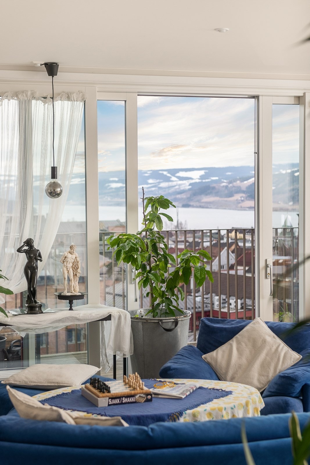 Den brede terrassedøren i tre/aluminium visker ut skillet mellom inne og ute. Galleribilde