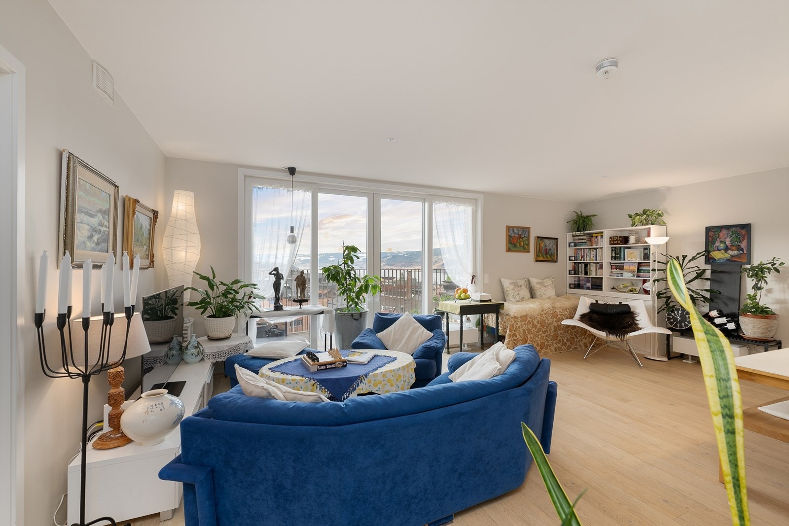 Stuen har god plass til sofagruppe og utgang til den store terrassen. Galleribilde